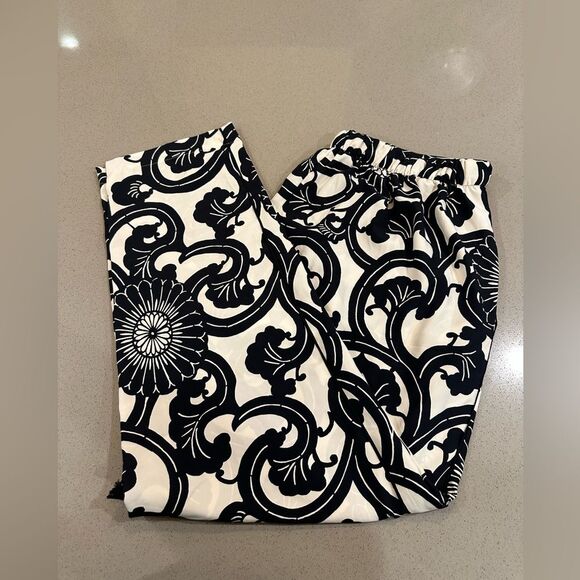 Natori Pants - Natori Women’s Black & White designed Pants size medium